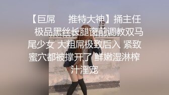 路过街上看到个长发美女在修电瓶车尾随她去厕所嘘嘘妹子尿完竟然把小穴掰开