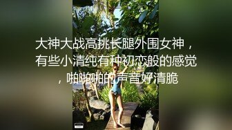 商场女厕全景偷拍两个美女的肥鲍鱼卧槽，无意中发现还有一个小伙也在趴下看美女的B_0