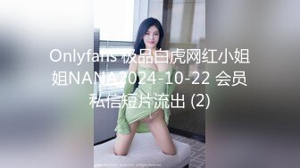 这年轻的小妹原来是个小奶妈，镜头前发骚揉奶玩逼，特写展示给狼友看，奶子好性感自己躺着就流奶水真想舔她